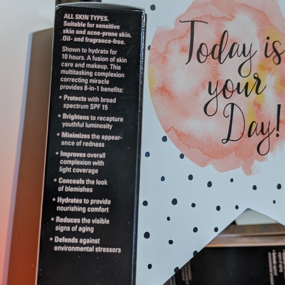 MK CC Cream light to medium shade - Picture 6 of 7